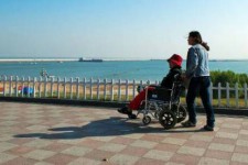 邳州八旬老人推轮椅带老伴游中国(为了方便推轮椅带老伴出门)